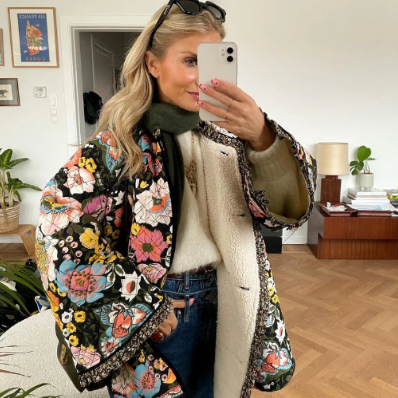 Elvina – Płaszcz z długim rękawem w kwiatowy wzór z zapięciem na guziki