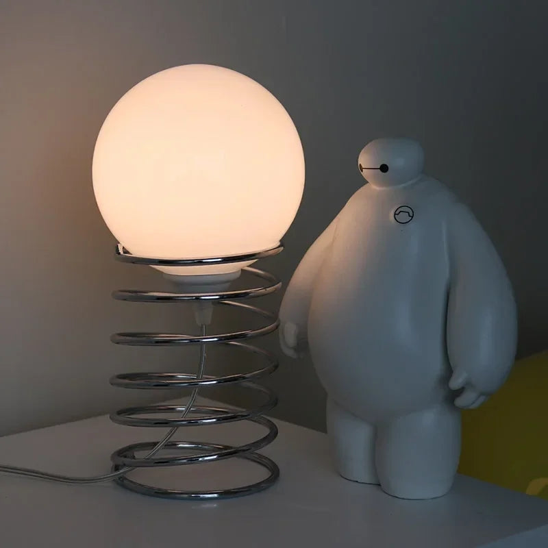 SpiraLume – Lampă de masă clasică cu structură spiralată a piciorului și abajur glob pământesc
