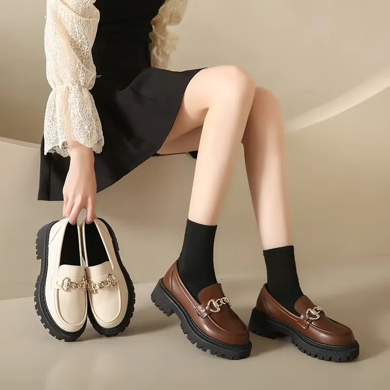 Mirela – Scarpe con suola spessa antiscivolo e punta tonda | Facili da indossare e supporto stabile | Design semplice per tutti i giorni | Taglie 35–40 | Nero, Bianco, Marrone