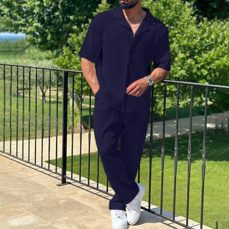 Ensemble pour homme composé d'une chemise à boutons en deux pièces et d'un pantalon à jambes larges