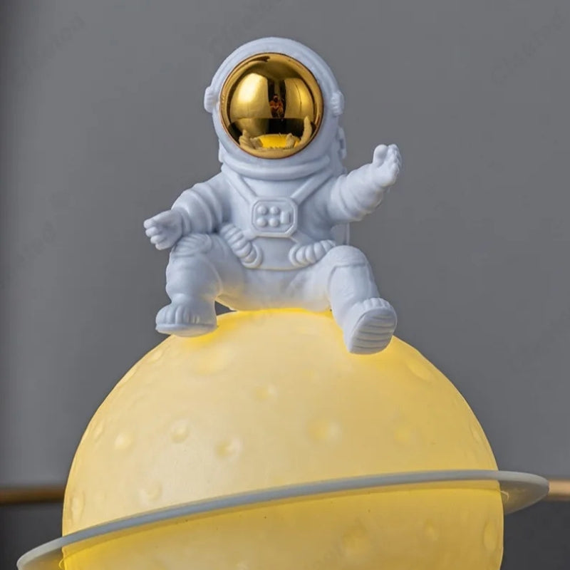AstroLume – Kreatywne światło z figurką astronauty i planety do dekoracyjnej atmosfery