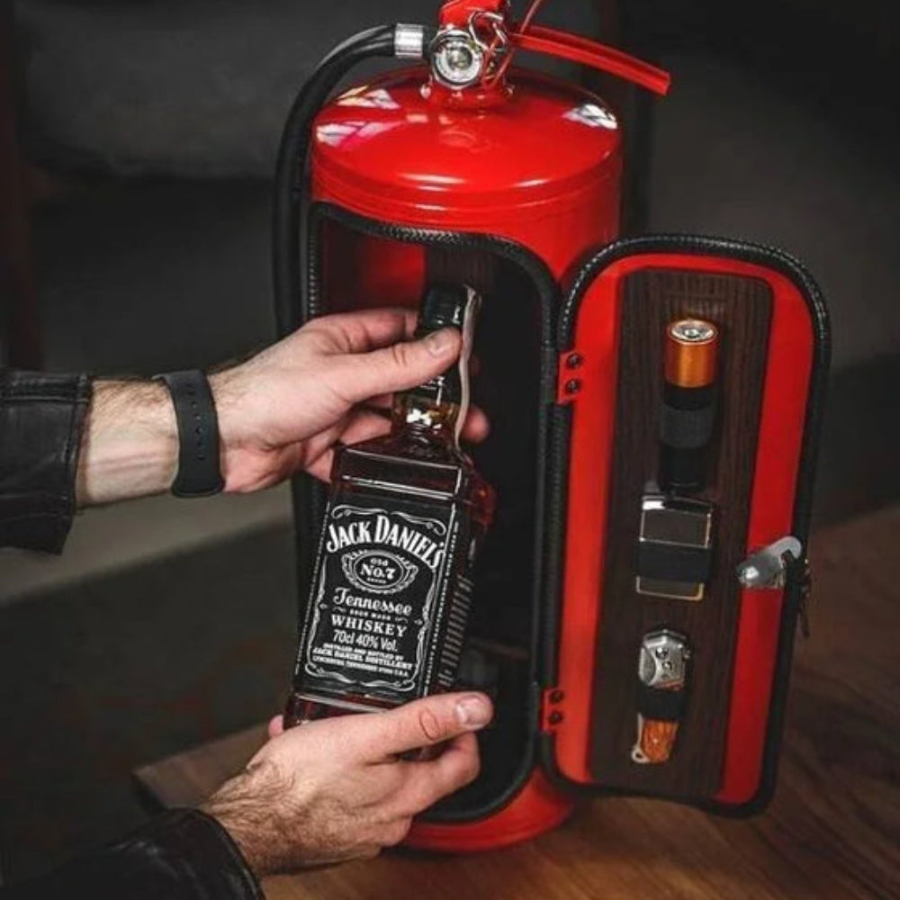 BlazeVault – Container bar ascuns cu design de stingător de incendiu și spațiu pentru depozitarea sticlelor