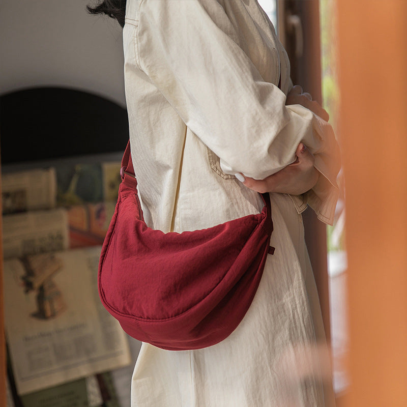 Yola - Sac en forme de demi-lune avec artisanat élégant et rangements intelligents
