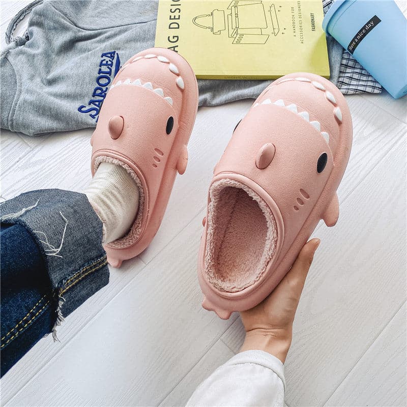 SharkHugs – Papuci slip-on cu model de rechin și talpă antiderapantă
