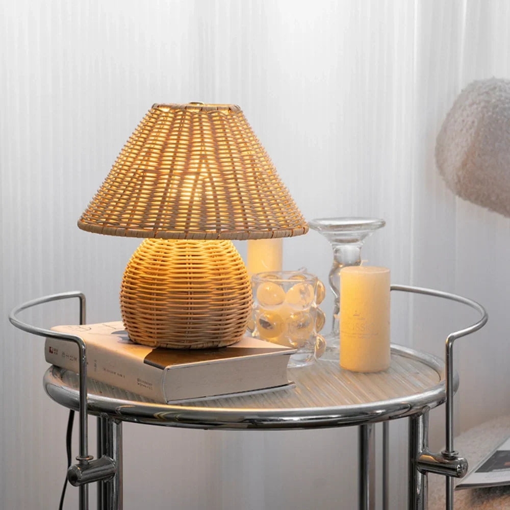 Bambora - Lampada da tavolo in bambù intrecciato alimentata tramite USB