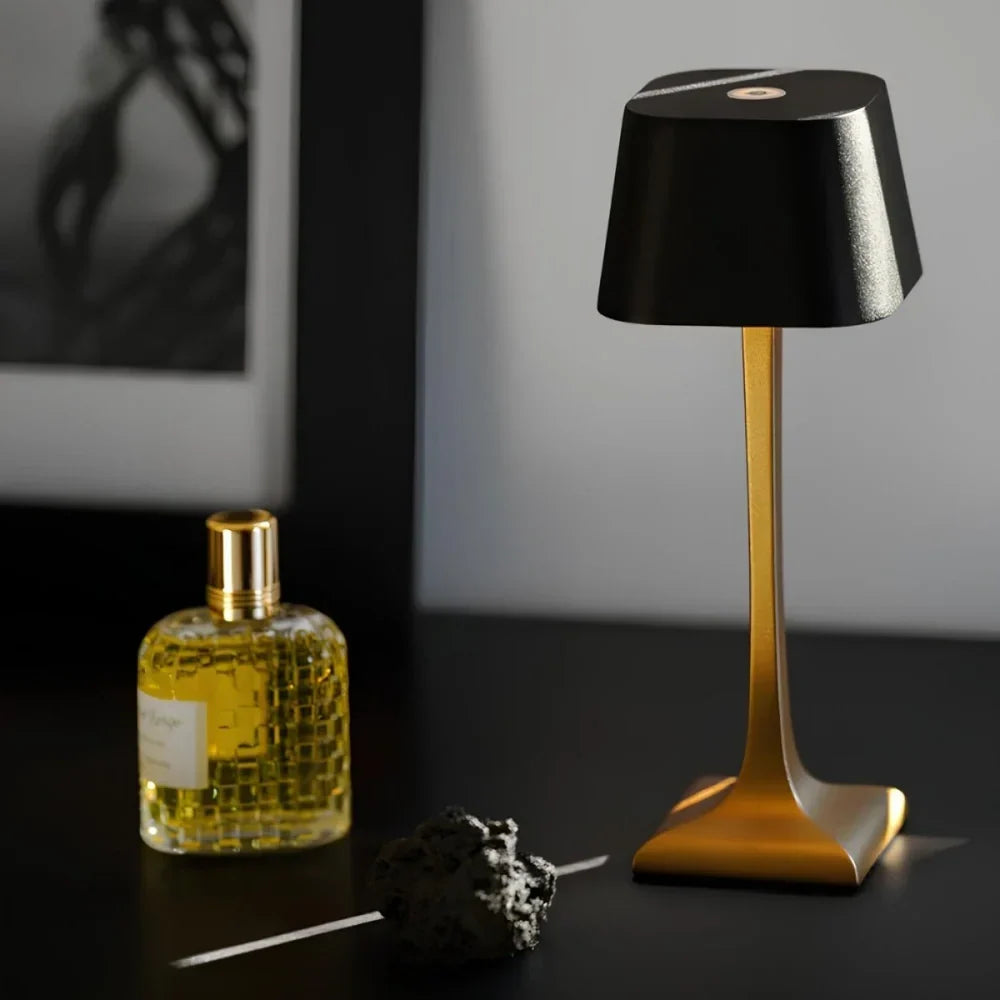AluVera - Hliníková stolní lampa s nabíjením přes USB-C