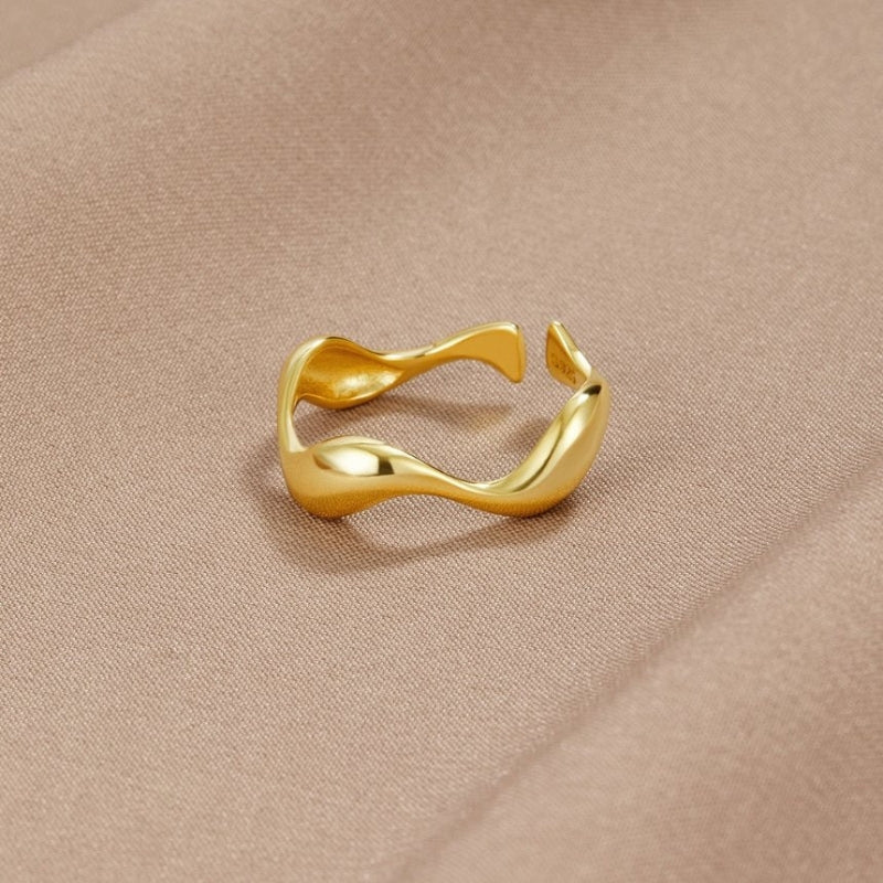 Jayla – Trendy wavy open ring with modern silhouette and sculpted minimalist design