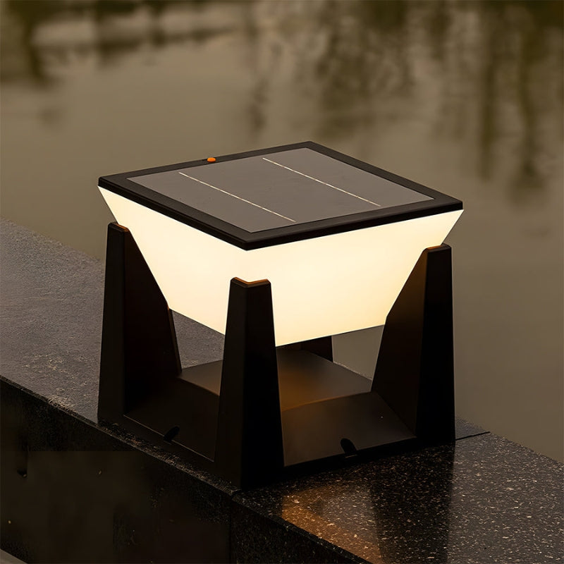 LumeGrid – Lampă clasică de exterior cu celule solare și design geometric
