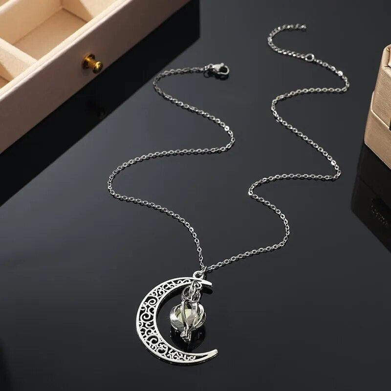 Margaret - Collier avec pendentif en perles et design inspiré de la lune