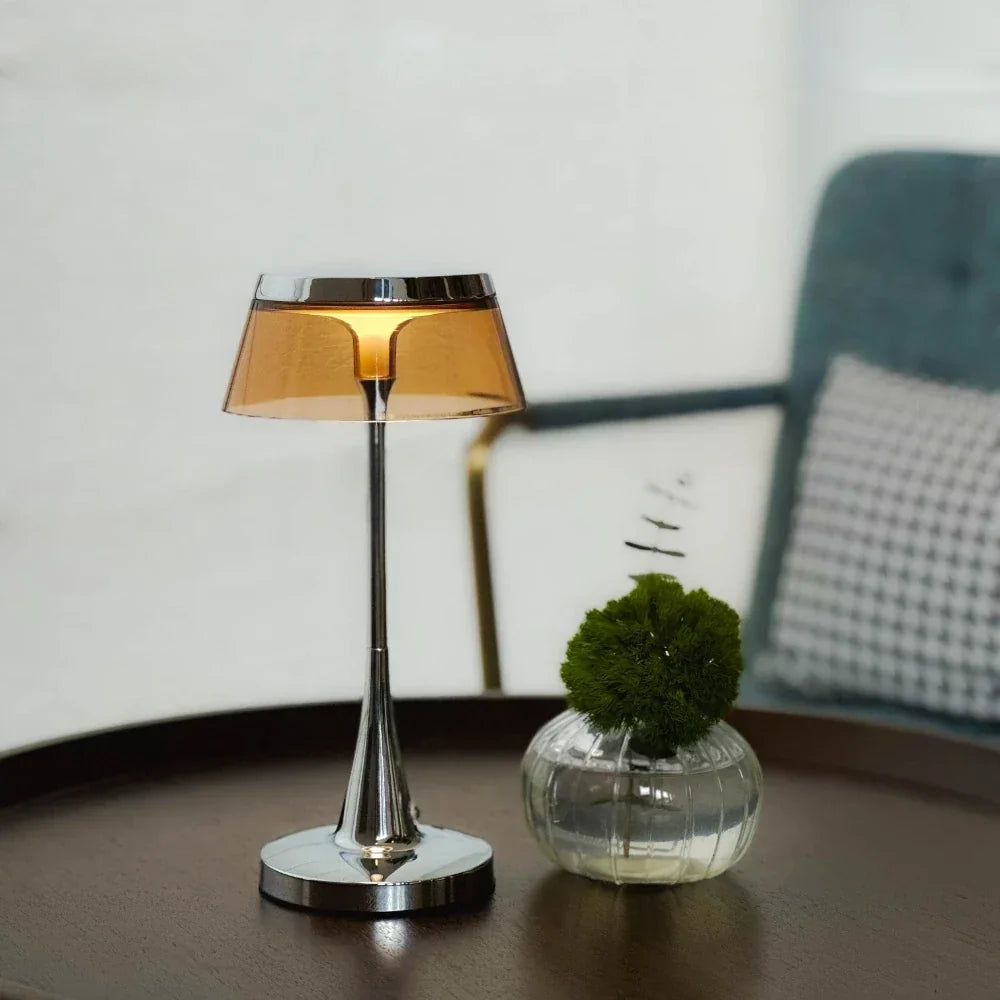 CrystalBase - Candeeiro de mesa com abat-jour em acrílico e base metálica