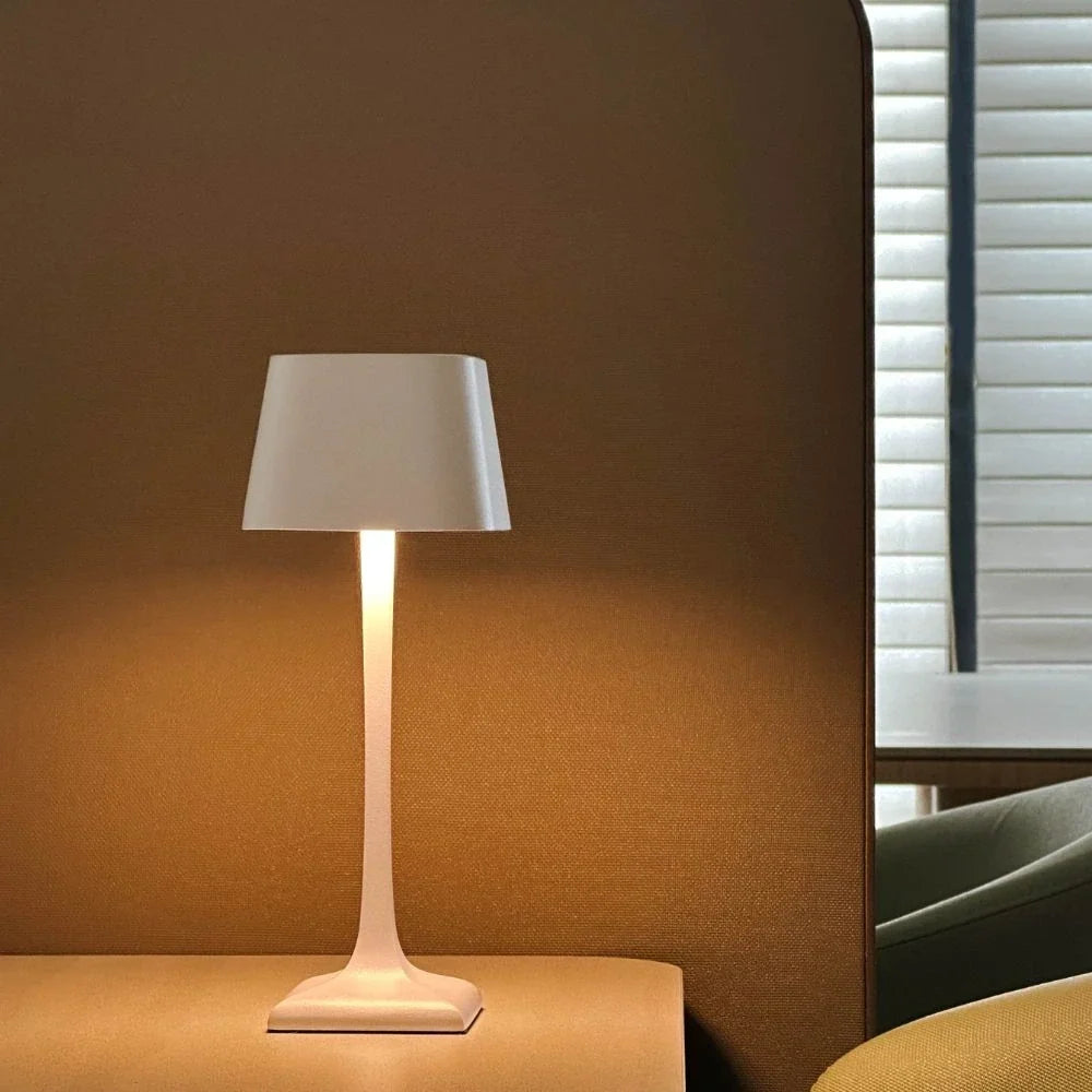 AluVera - Hliníková stolní lampa s nabíjením přes USB-C