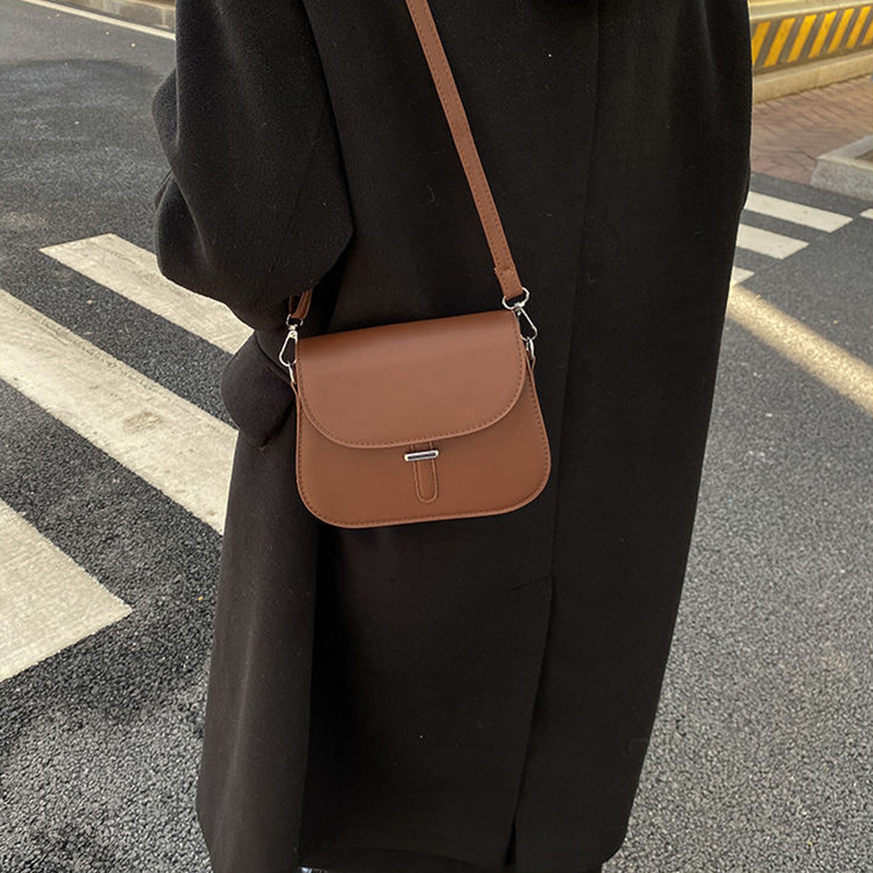 Delilah – Geantă crossbody cu bretea reglabilă și cataramă