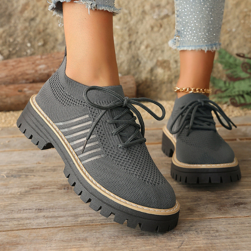 Orlyna – Buty wsuwane z ozdobnymi sznurówkami | Antypoślizgowa podeszwa dla stabilnego chodzenia | Codzienne, casualowe noszenie | Rozmiary 36–43 | Brązowy, Szary, Czarny, Jasnoszary, Różowy, Beżowy, Czerwony, Jasnoróżowy, Biały
