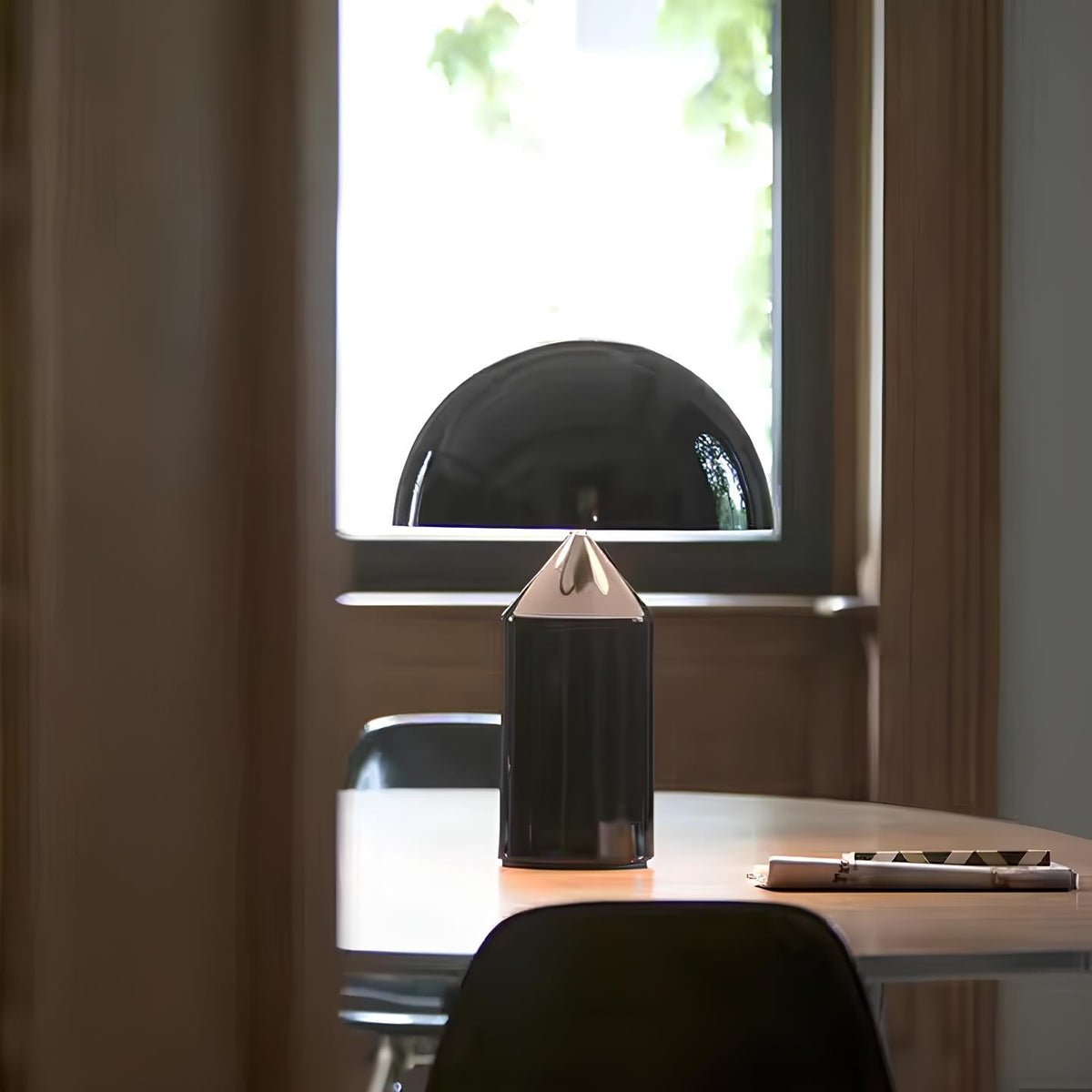 GlowSwitch - Kovová stolní lampa s nastavitelným LED osvětlením