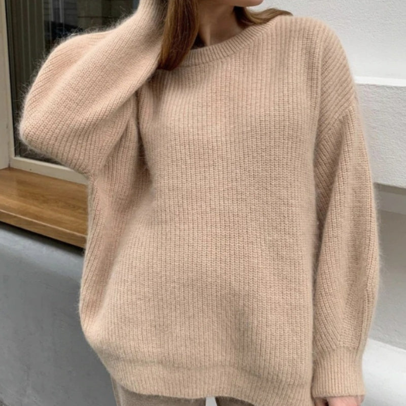 Maya – oversize’owy sweter z długimi rękawami i okrągłym dekoltem