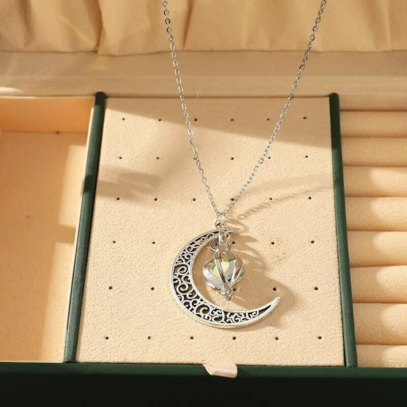 Margaret - Collier avec pendentif en perles et design inspiré de la lune