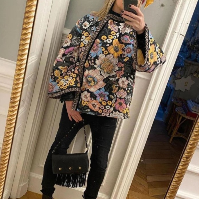 Elvina – Płaszcz z długim rękawem w kwiatowy wzór z zapięciem na guziki
