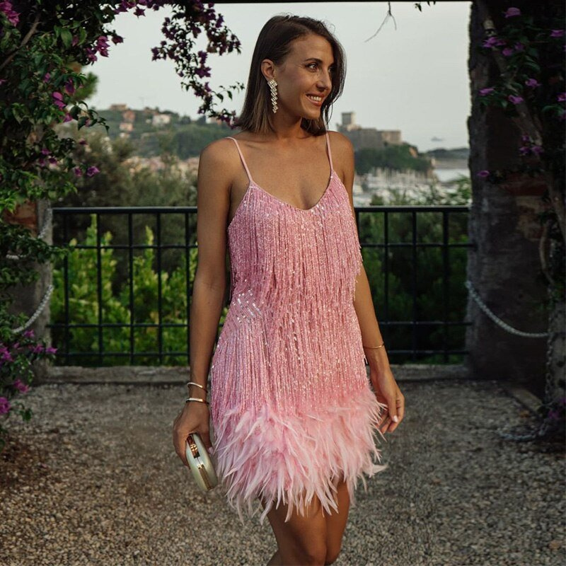 Anna – Rochie de cocktail albă elegantă cu franjuri și finisaj cu pene