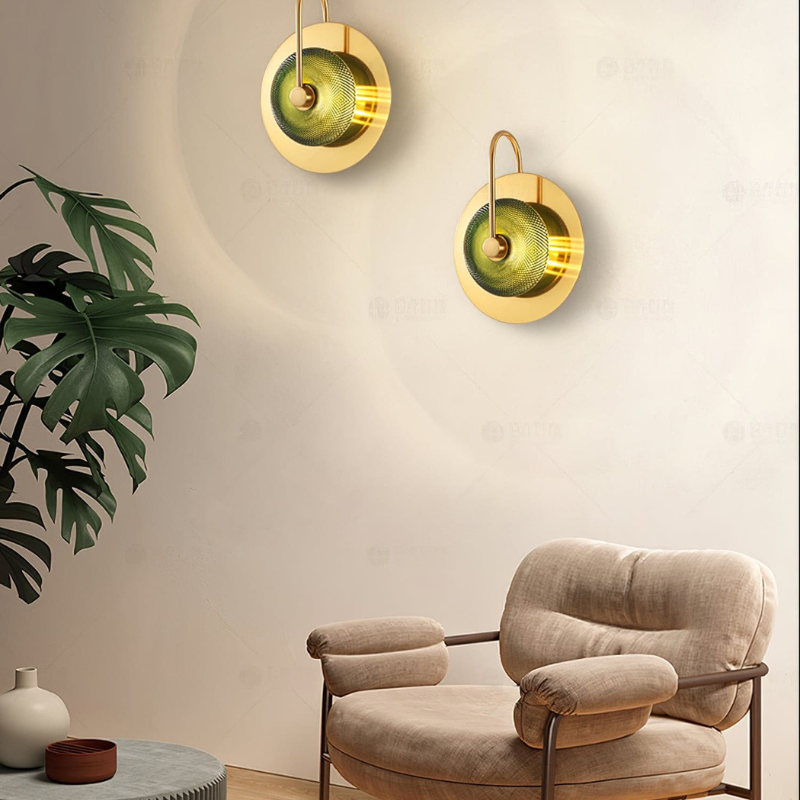 LumiVera – Lampada da parete con finitura dorata e paralume in vetro