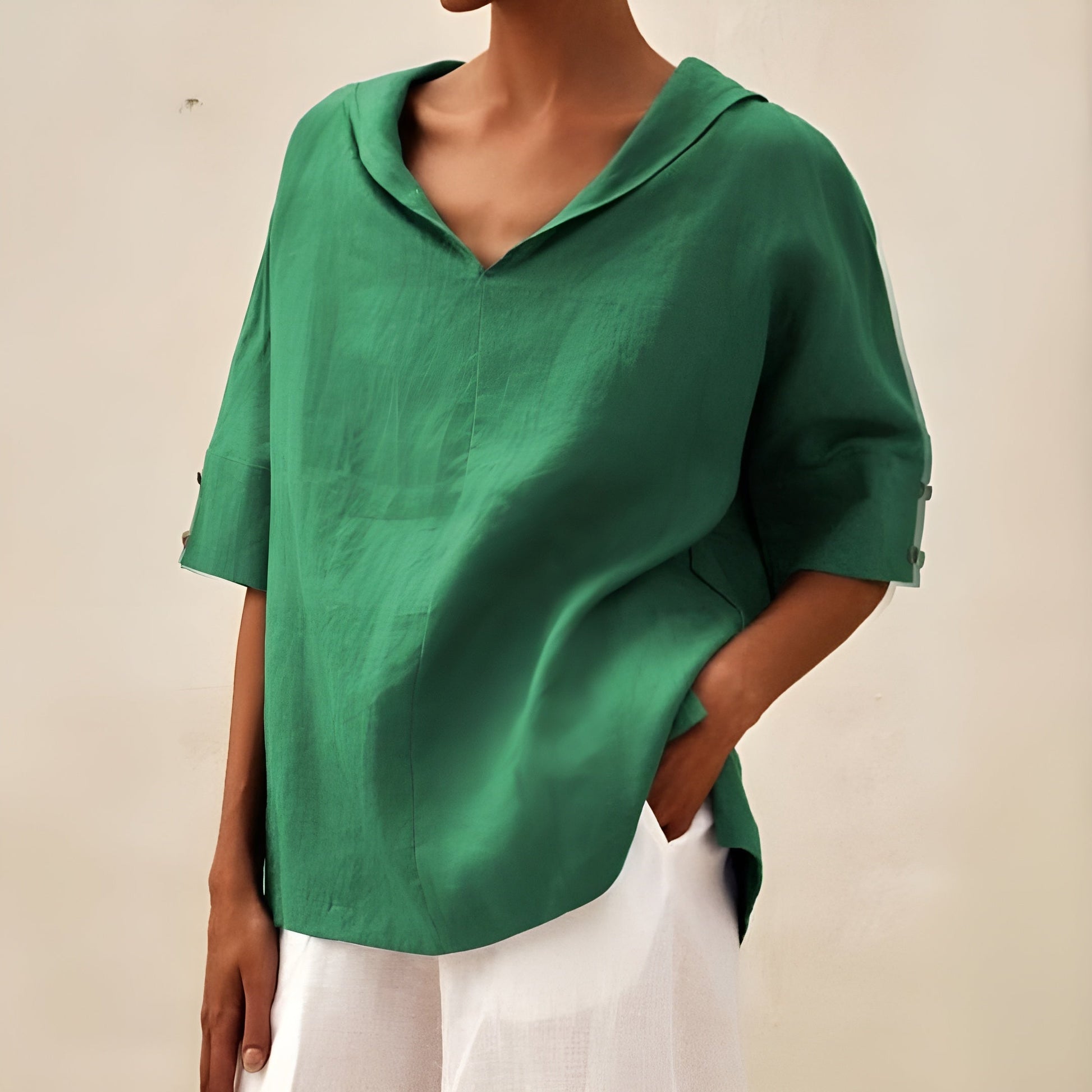 Sarah – Trendy top s krátkými rukávy a hlubokým výstřihem do V