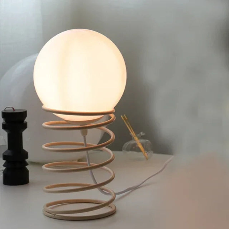 SpiraLume – Lampă de masă clasică cu structură spiralată a piciorului și abajur glob pământesc