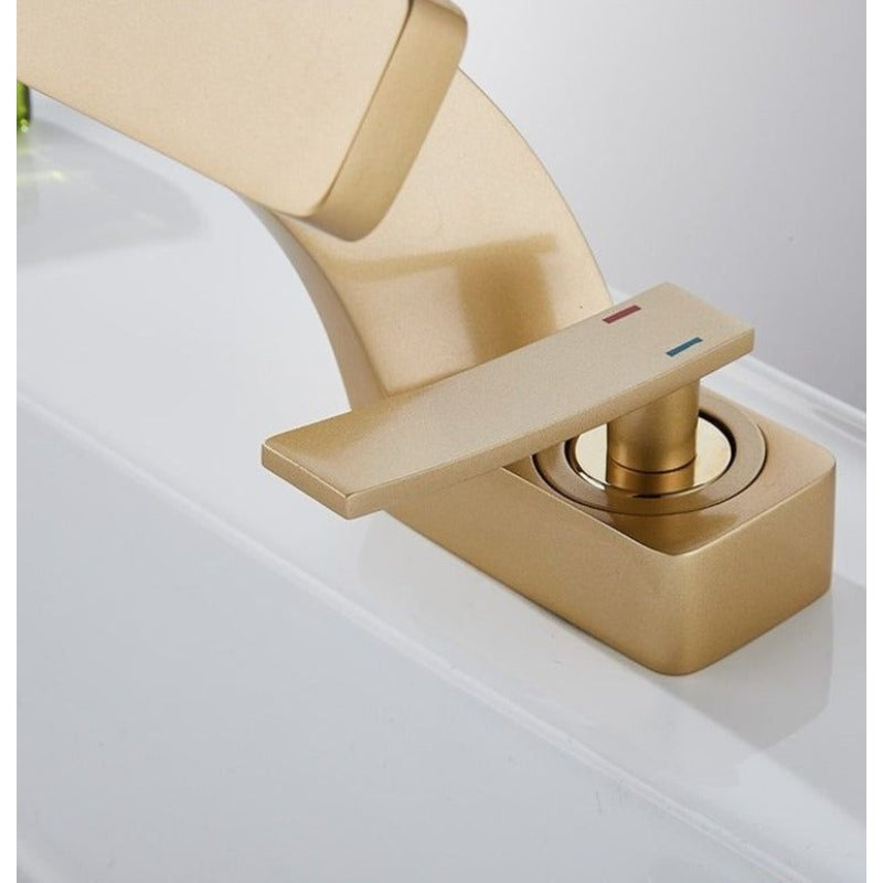 LuxeFlow - Rubinetto da cucina moderno con design curvo e beccuccio girevole