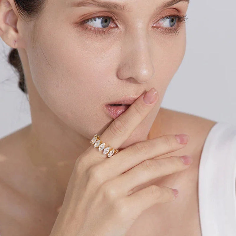 Violet – Anello con Design Regolabile e Accento Decorativo