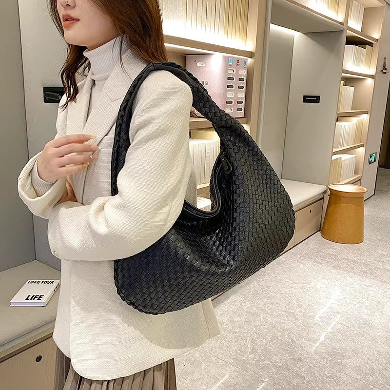 Zinnia – Large Capacity Handbag With Handle And Zipper Closure