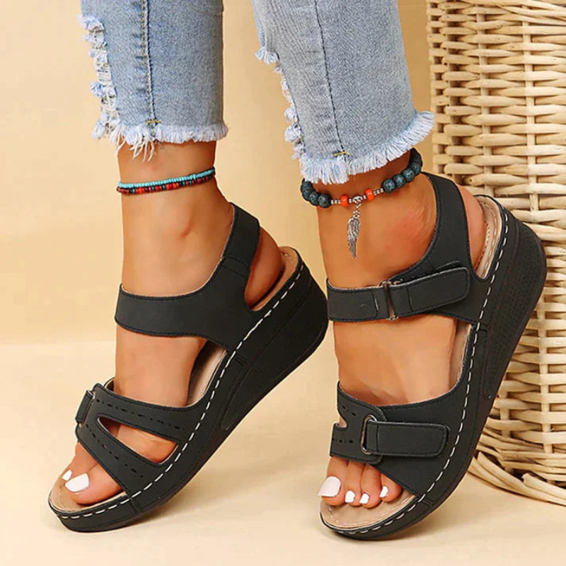 Sandales compensées pour femmes avec bout ouvert et bride réglable en velcro