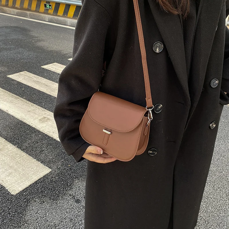 Delilah – Geantă crossbody cu bretea reglabilă și cataramă