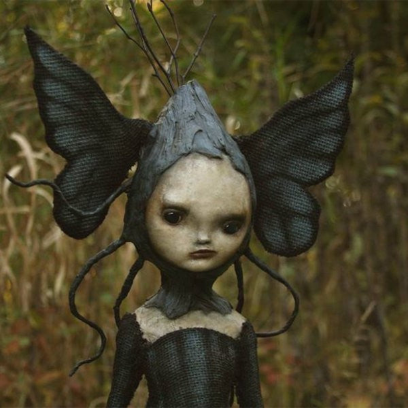 Gotická figurka čarodějnice pro halloweenskou výzdobu