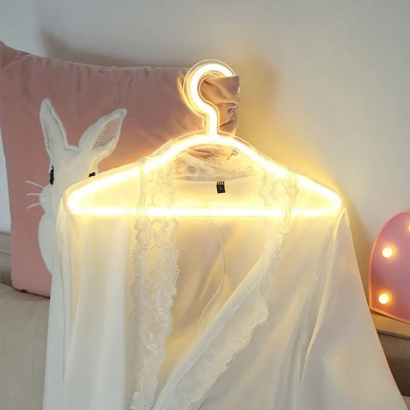 BrightNest – Umerașe iluminate cu LED pentru dulap