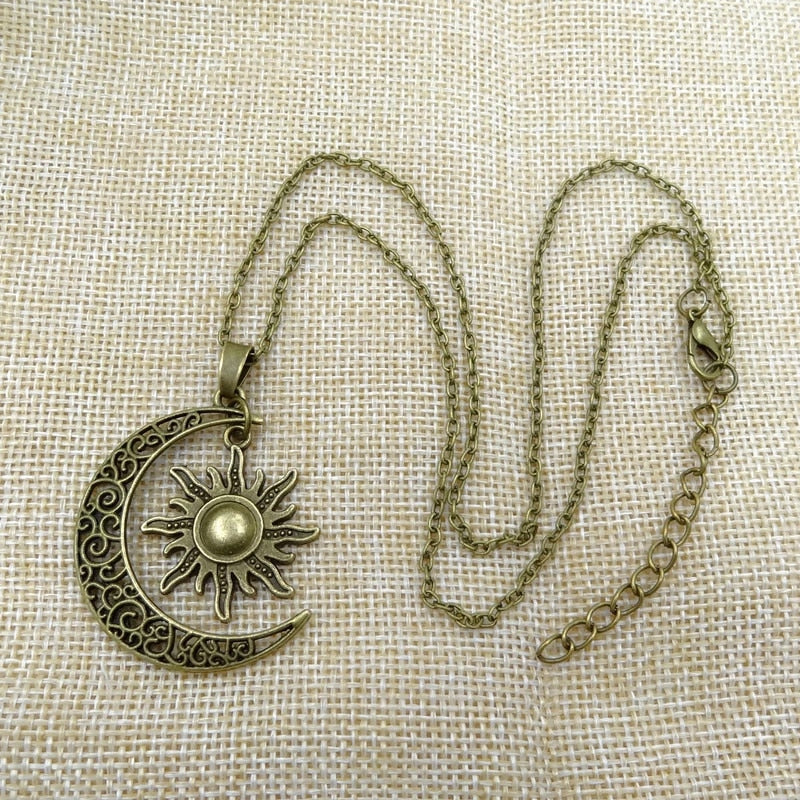 Selena - Collana pendente celestiale con elegante design sole e luna per un fascino raffinato