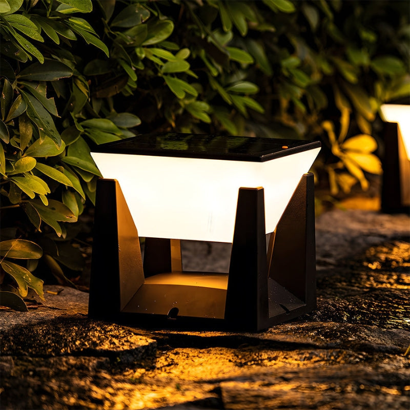 LumeGrid – Lampă clasică de exterior cu celule solare și design geometric