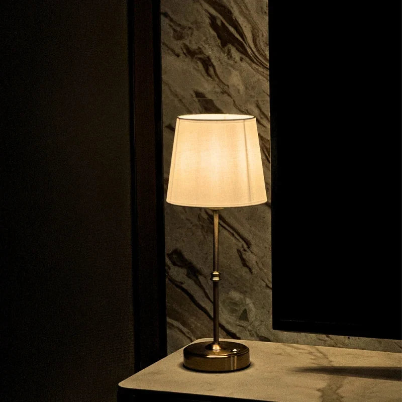 Brushedora - Lampada da tavolo senza fili con base in metallo spazzolato