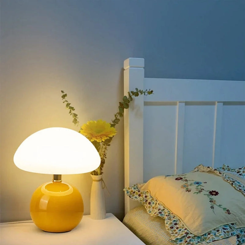 GlowCap – LED stolná lampa s dizajnom inšpirovaným hubou na vnútorné osvetlenie