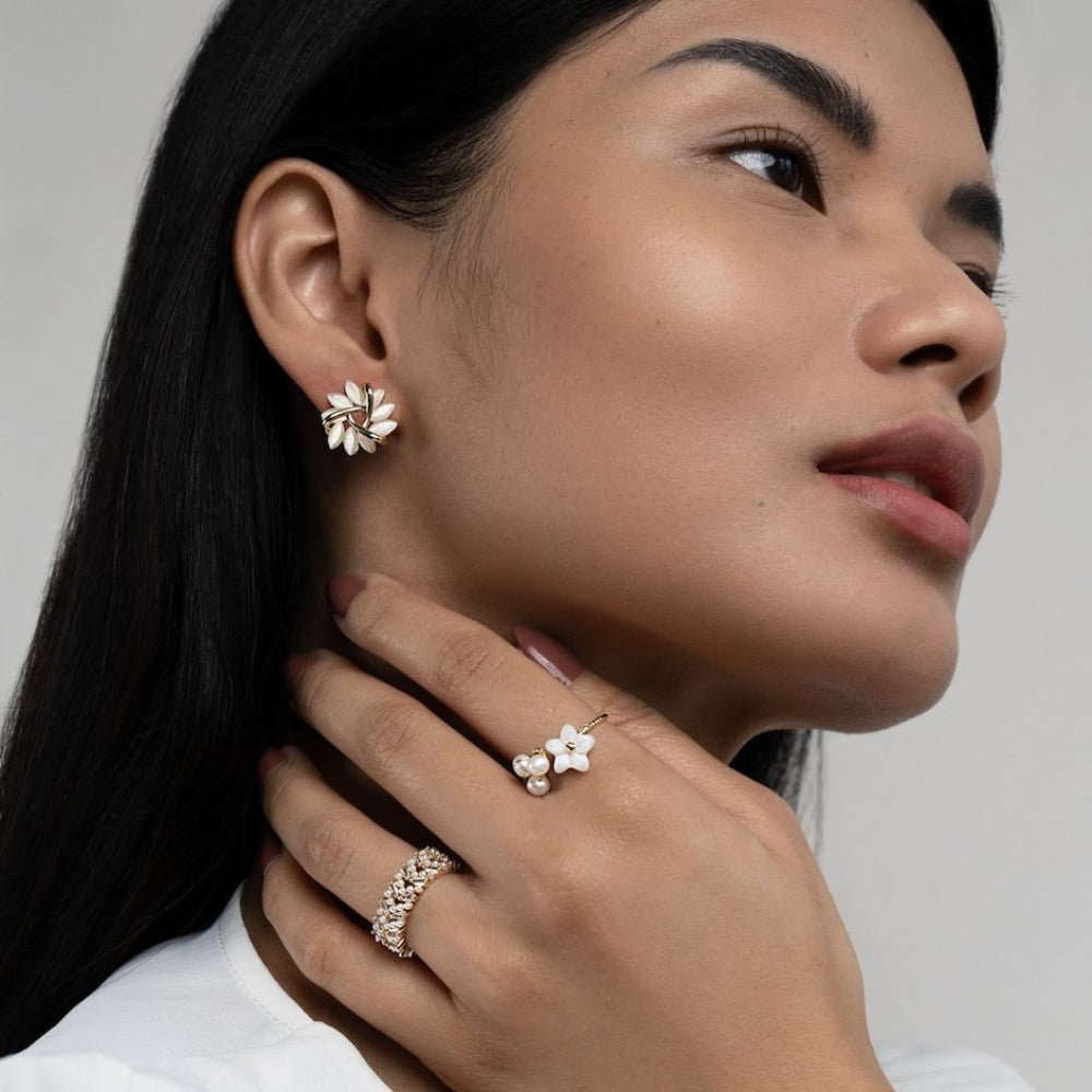 Elara – Elegantes pendientes florales con cristales y delicados detalles de hojas