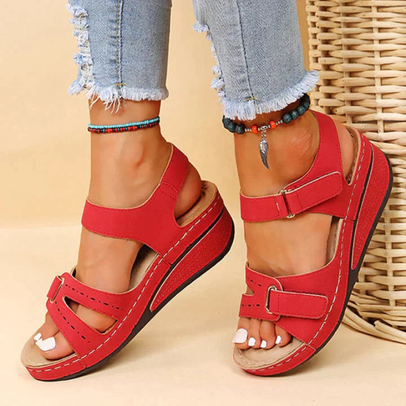 Sandales compensées pour femmes avec bout ouvert et bride réglable en velcro