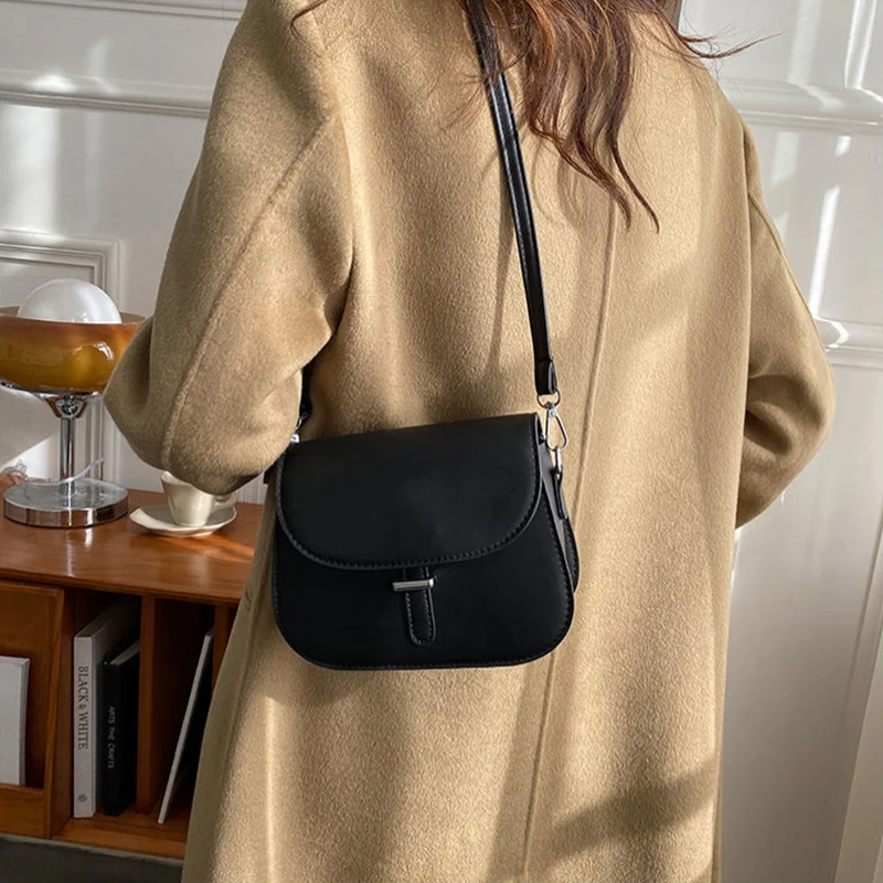 Delilah – Geantă crossbody cu bretea reglabilă și cataramă