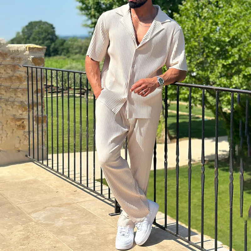 Ensemble pour homme composé d'une chemise à boutons en deux pièces et d'un pantalon à jambes larges
