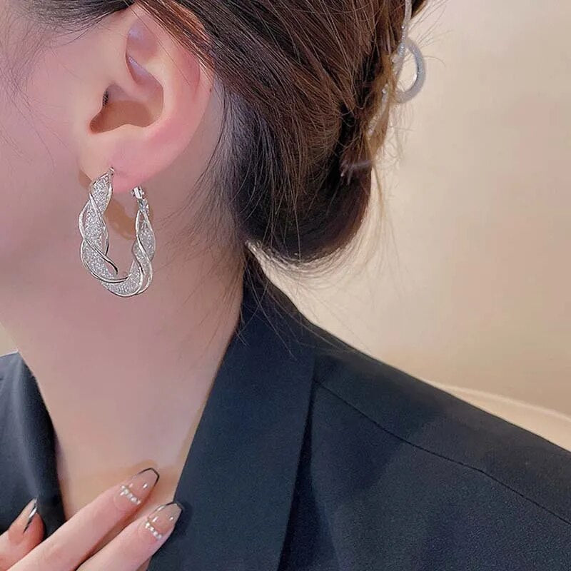 Regalo per la Festa della Mamma | Orecchini a Cerchio con Design Intrecciato