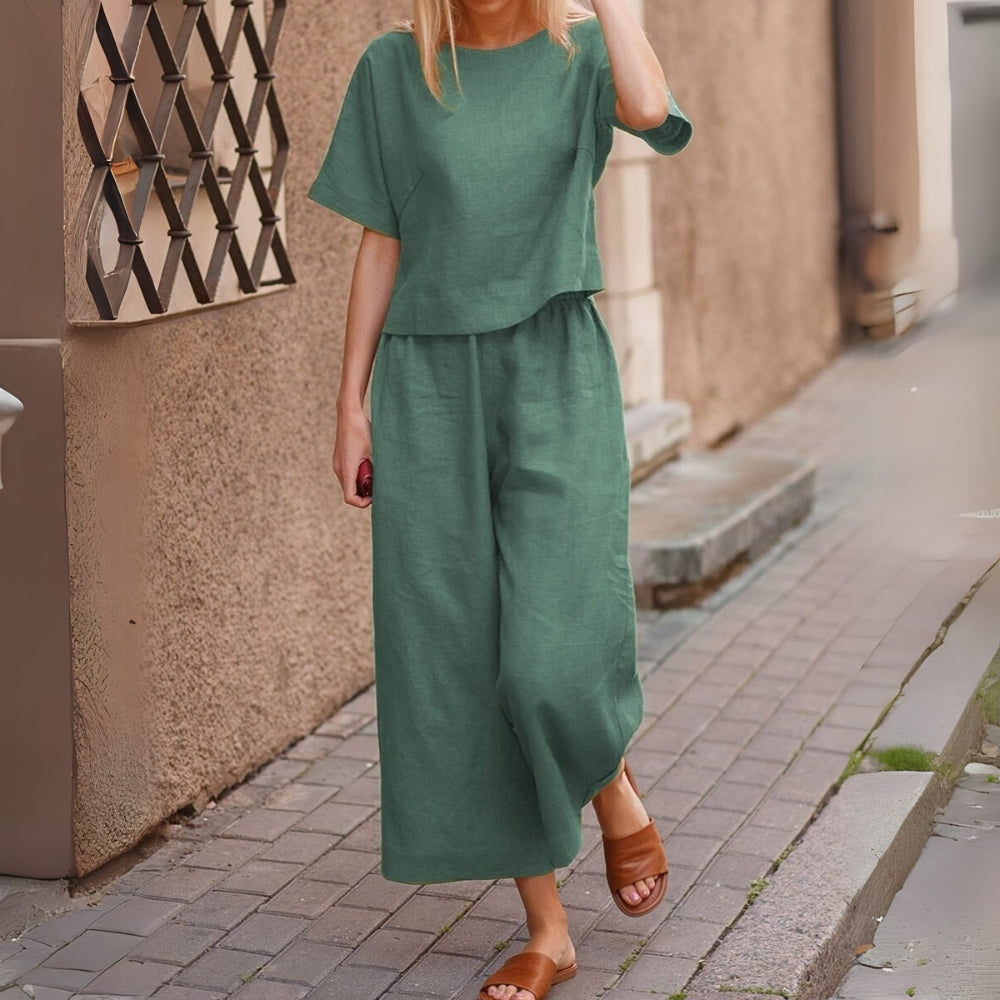 Sylvia – Elegant two-piece set with short-sleeve top and relaxed pants