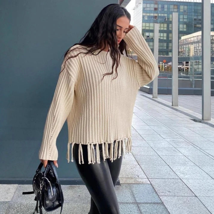 Aven – Round Neck Sweater with Long Sleeve and Fringes Design