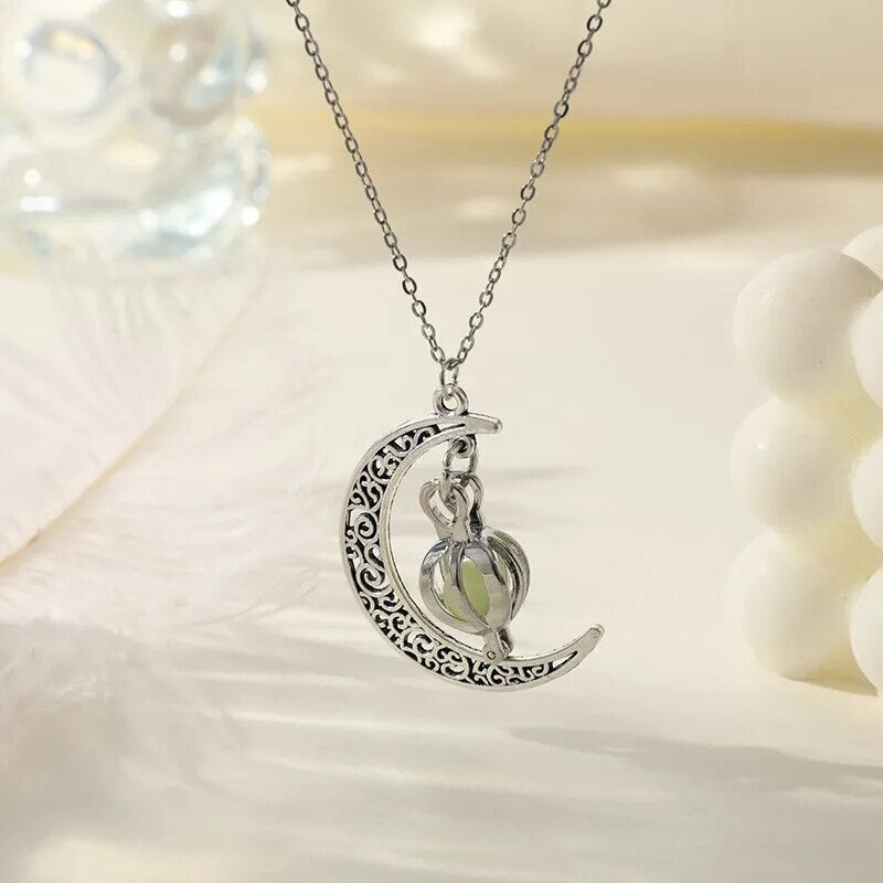 Margaret - Collier avec pendentif en perles et design inspiré de la lune