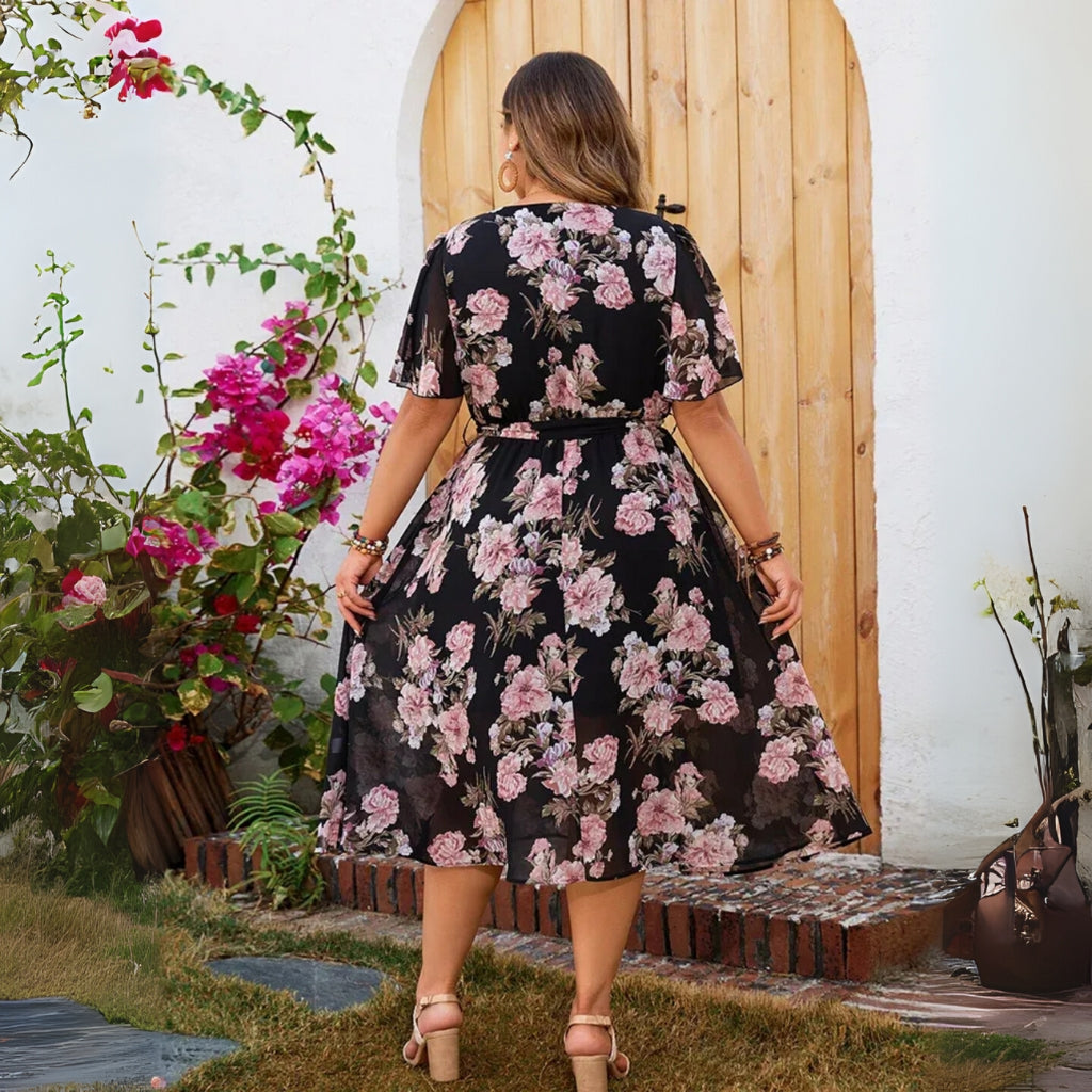 Linda - Sukienka midi plus size w kwiaty z rękawami motylkowymi i paskiem