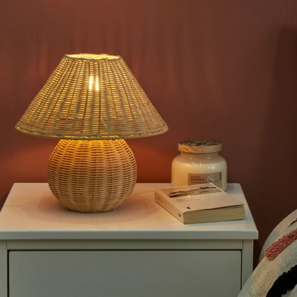 Bambora - Lampada da tavolo in bambù intrecciato alimentata tramite USB