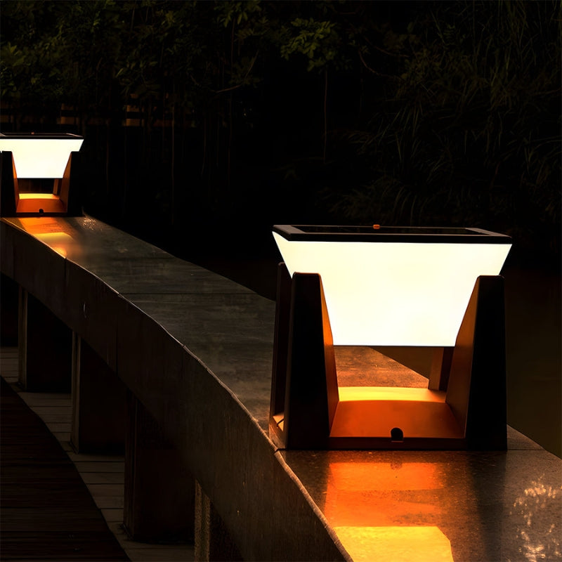 LumeGrid – Lampă clasică de exterior cu celule solare și design geometric