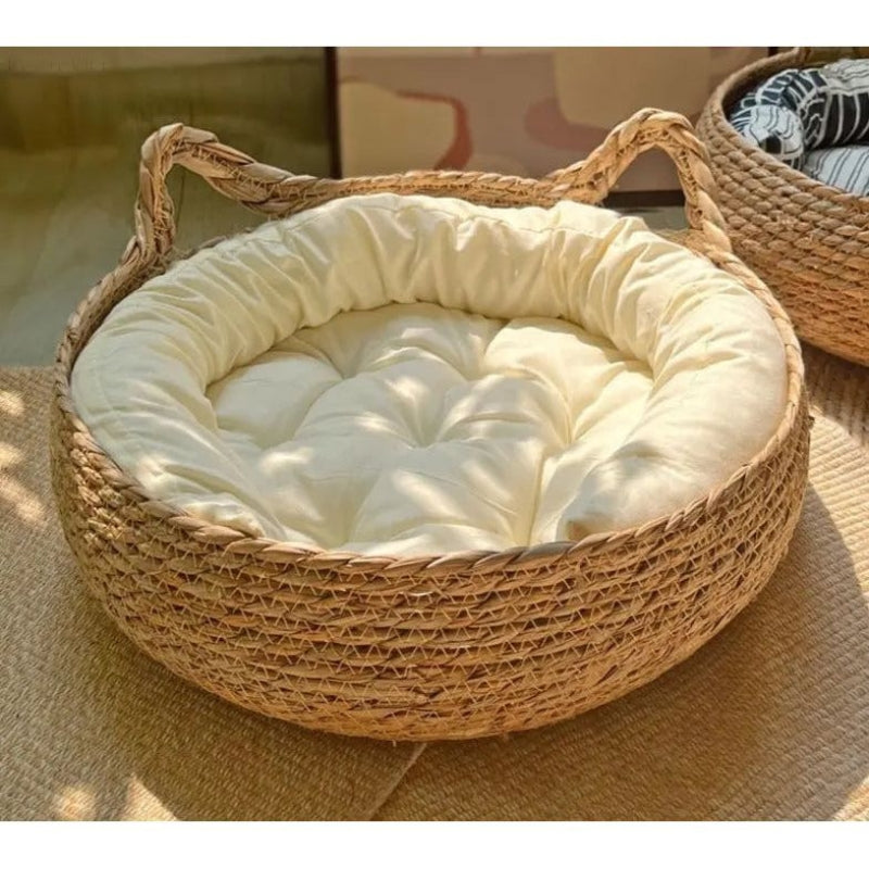 PurrNest – Cesta per gatti intrecciata a mano con cuscino in peluche
