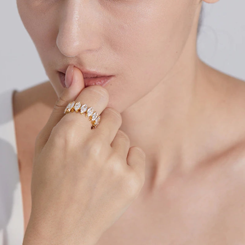Violet – Anello con Design Regolabile e Accento Decorativo