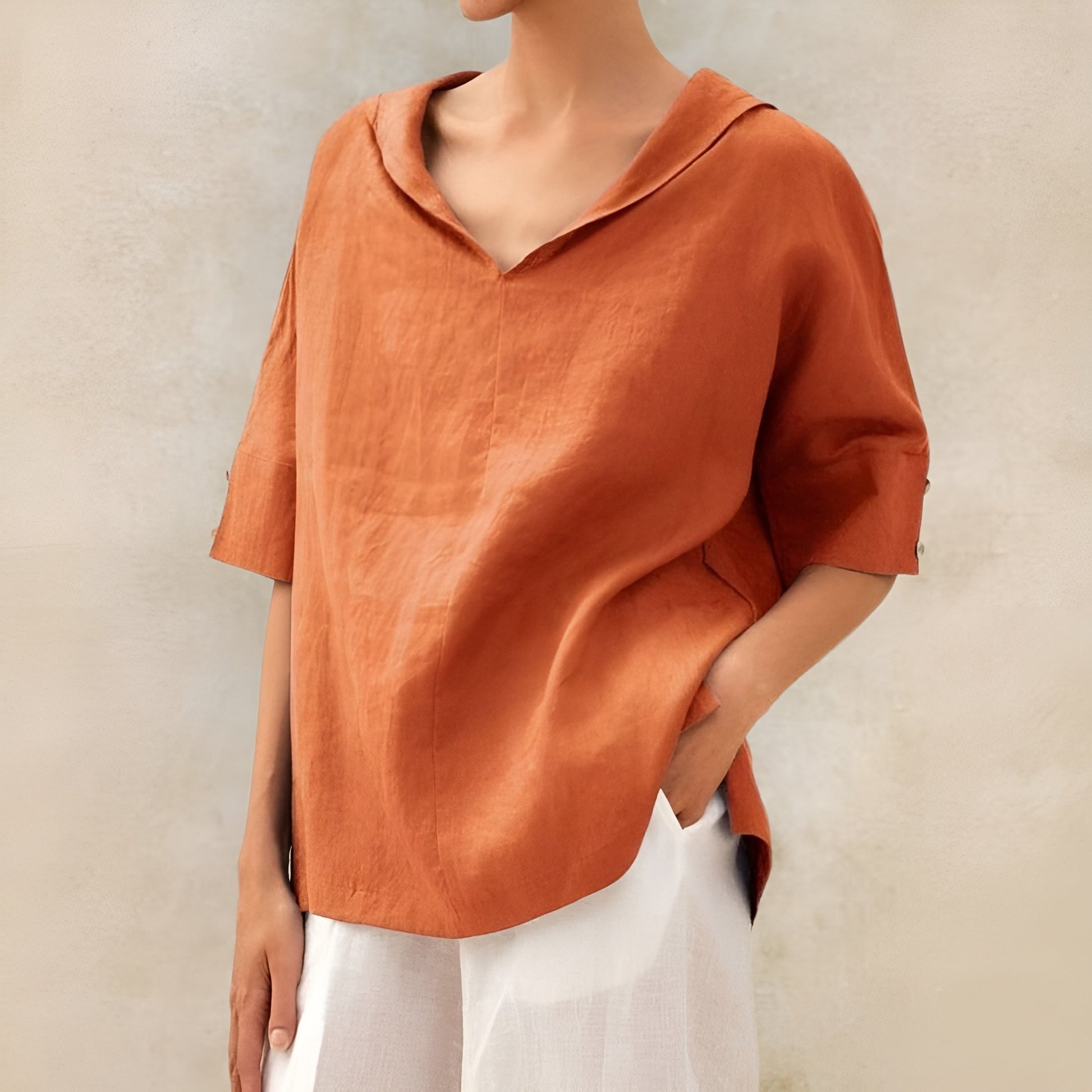Sarah – Trendy top s krátkými rukávy a hlubokým výstřihem do V